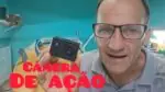 Surfista segurando câmera de ação 4K na praia