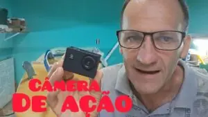 Surfista segurando câmera de ação 4K na praia